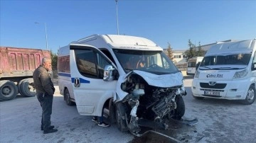 Manisa'da işçi servislerin  çapışmasıyla 19  kişi yaralandı .