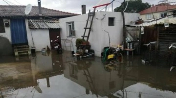 Manisa&rsquo;da sağanak etkili oldu, bazı evleri su bastı