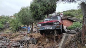 Manisa'da sağanak ve dolu yaşamı olumsuz etkiledi