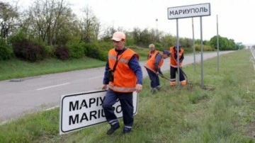 Mariupol'e Rus bayrağı çekip Rusça tabela astılar
