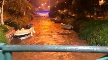 Marmaris’te sağanak yağış etkili oldu, yollar göle döndü