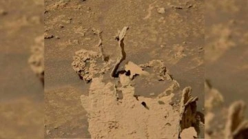 Mars'ta peribacası benzeri kıvrımlı kaya kuleleri bulundu