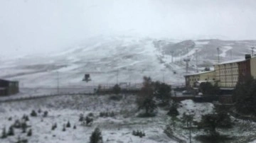 Mayıs ayında yağan kar Erciyes'i beyaza büründü