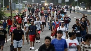 Meksika sınırından ABD'ye gitmek isteyen yeni göçmen konvoyu yola çıktı