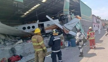Meksika'da uçak süpermarkete düştü: Ölü ve yaralılar var