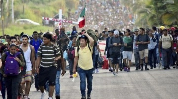 Meksika'dan 10 bin kişi daha iyi bir yaşam ümidiyle ABD'ye yürüyor