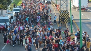 Meksika’dan yola çıkan binlerce göçmen ABD sınırına gidiyor