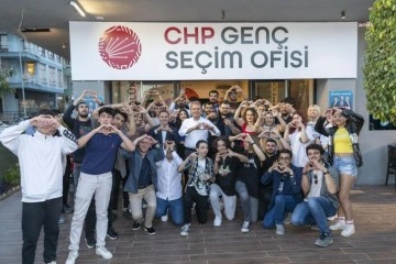 Mersin Büyükşehir Belediye Başkanı Vahap Seçer, CHP Genç Seçim Ofisi'ni ziyaret etti