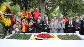 Metin Oktay, kabri başında anıldı