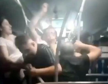 Metrobüs fena karıştı: Yumruklar havada uçuştu!