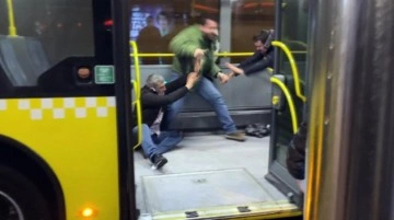 Metrobüste tartıştığı iki yolcuyu bıçakladı! Korku dolu anlar kamerada