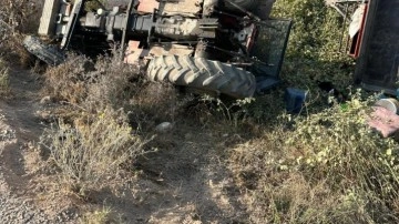 Mevsimlik işçileri taşıyan traktör devrildi: Ölü ve yaralılar var!