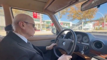 MHP Genel Başkanı Bahçeli, klasik otomobiliyle Ankara'yı turladı