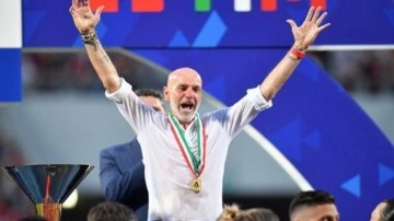 Milan'ın hocası Pioli'nin şampiyonluk madalyasını çaldılar!