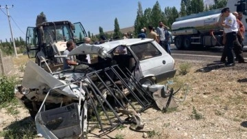 Minibüs ile otomobil kafa kafaya çarpıştı: 2 kişi hayatını kaybetti