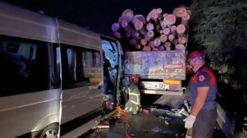 Minibüs, TIR'a çarptı: 1 ölü, 20 yaralı