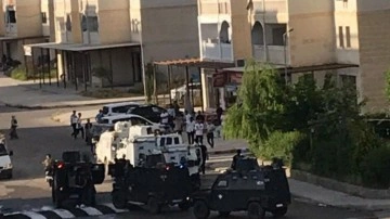 Miting sonrası polise taşlı saldırı