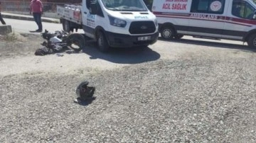 Motosiklet ile kamyonet çarpıştı: 1 yaralı