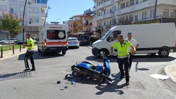 Motosiklet sürücüsü kamyonetle çarpıştı