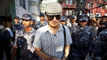 Nepal&rsquo;de serbest bırakılan seri katil Sobhraj Fransa'ya döndü
