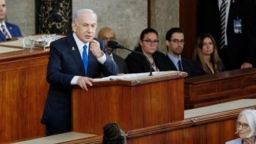 Netanyahu, ayağının tozuyla Savunma Bakanlığı'na gitti