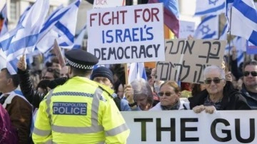 Netanyahu'ya İngiltere'de protestolu karşılama