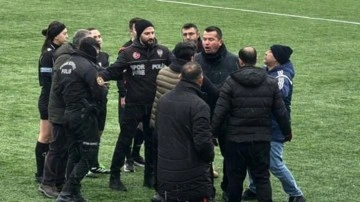 Olaylı maç yarıda kaldı! Polis müdahale etti, takım sahadan çekildi