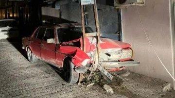 Önce park halindeki otomobillere, ardından direğe çarptı: 1 yaralı