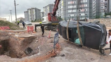 Önüne çıkan araca çarpmamak için manevra yaptı, çukura düştü