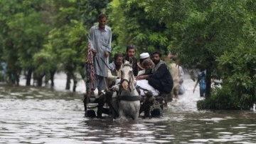 Pakistan'ın Lahor şehrinde 44 yılın yağış rekoru: 6 ölü