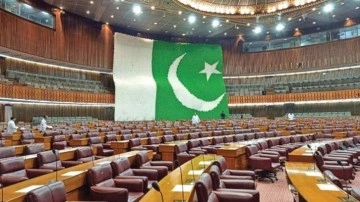 Pakistan Senatosu onayladı. Asya ülkesi genel seçimleri erteledi