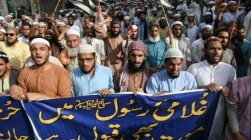 Pakistan&rsquo;da Peygamberimize hakaret protesto edildi