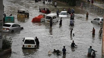 Pakistan'da tahliye işlemi başladı