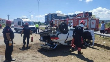 Patpatla çarpışan otomobil devrildi: 4 yaralı