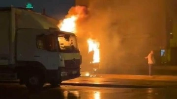 Pendik'te park halindeki kamyon alev alev yandı