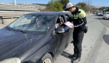 Polis ebeveynlere broşür, çocuklara kırmızı düdük dağıttı