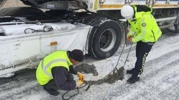 Polis, yolda kalan araçların yardımına yetişti