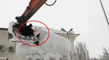 Polisler kepçeyle çıkıp, Atatürk büstünü kardan temizledi