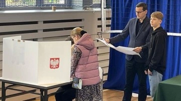 Polonya'da iktidar partisinin oyları azaldı uzmanlar nedenini açıkladı