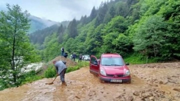 Rize'de şiddetli yağış etkili oldu: Araçlar çamura saplandı