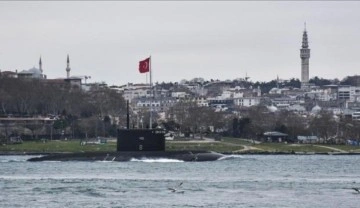 Rus denizaltısı İstanbul Boğazı'ndan geçti