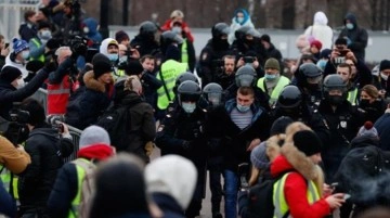 Rus halkı işgalci politikaları protesto ediyor: Ukrayna bizim düşmanımız değil