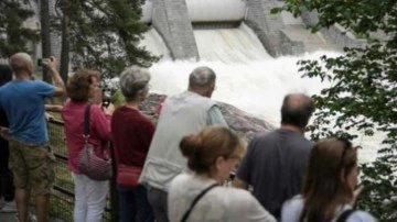 Rus turistlere Ukrayna milli marşı dinletiyorlar