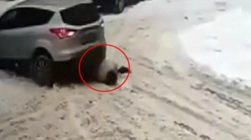 Rusya'da sürücü, yaşlı kadının üzerinden defalarca geçti! Kan donduran anlar kamerada