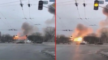 Rusya'nın başlattığı işgalin 7. gününde korkunç görüntü! Başkent Kiev'de yola roket düştü