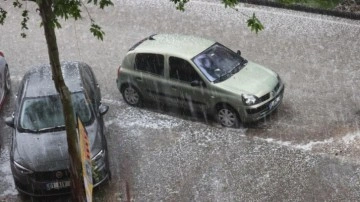 Sağanak ve dolu etkili oldu: Yollar göle döndü