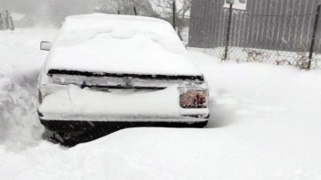 Sakarya'da kar nedeniyle mahsur kalan 7 araç traktörle kurtarıldı