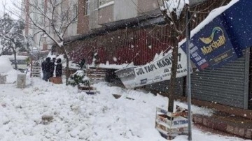 Samsun'da kar nedeniyle iş yerlerinin tenteleri çöktü