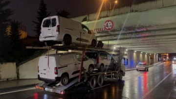 Sancaktepe'de üst geçide çarpan taşıyıcıdaki 3 araç zarar gördü