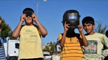 Şanlıurfa'da güneş tutulmasını kaynak maskesiyle izlediler